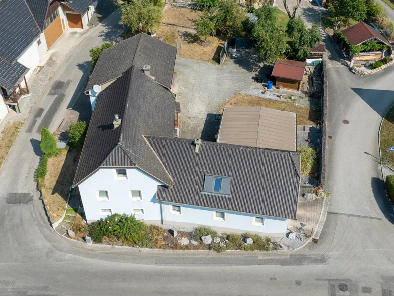Teilsaniertes Landhaus mit viel Platz!