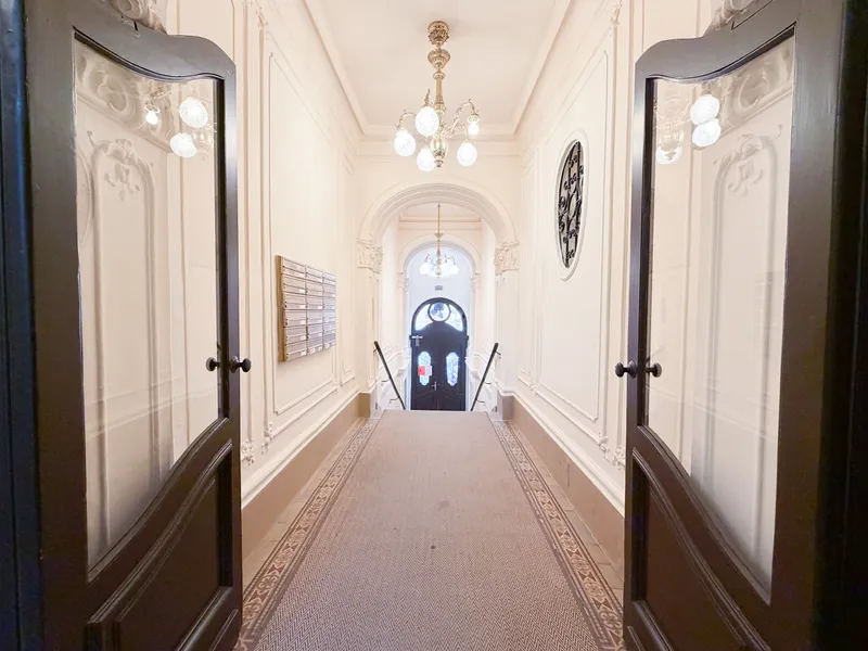 SERVITENVIERTEL: helle Altbau mit Flügeltüren & Fischgrätparkettboden