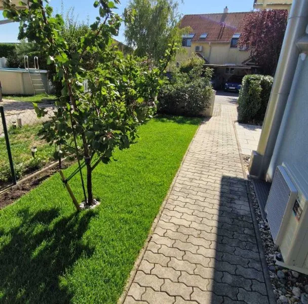 Doppelhaushälfte in Gramatneusiedl – 4 Zimmer, Klimaanlage, Solaranlage, Garten, Terrasse, Stellplatz!