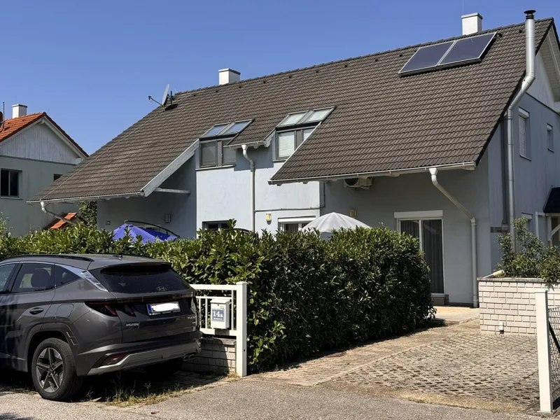 Doppelhaushälfte in Gramatneusiedl – 4 Zimmer, Klimaanlage, Solaranlage, Garten, Terrasse, Stellplatz!