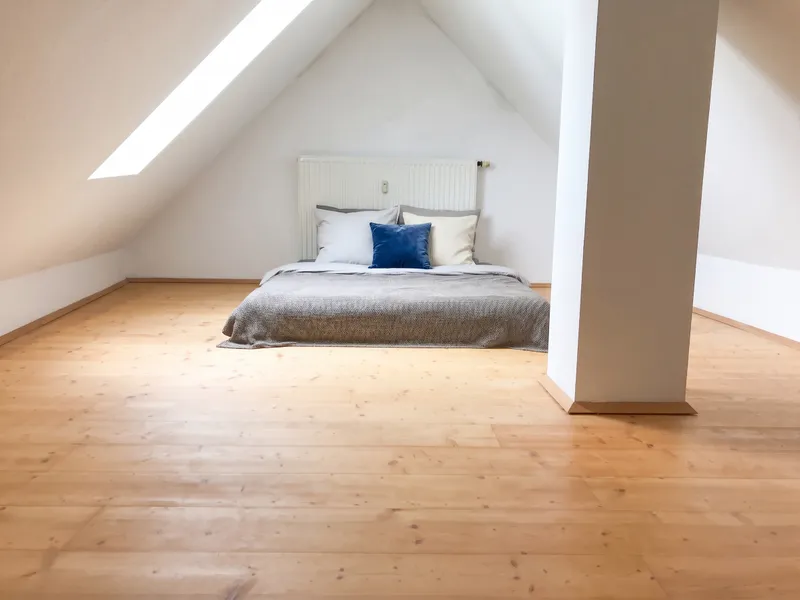 Traumhaftes Dachgeschoss-Domizil: 2 Zimmer plus ausgebautes Studio auf zweiter Ebene