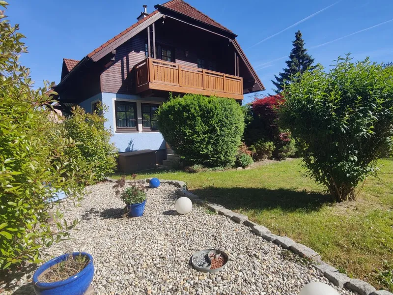 Liebevoll gepflegtes Einfamilienhaus mit Garten und Garage