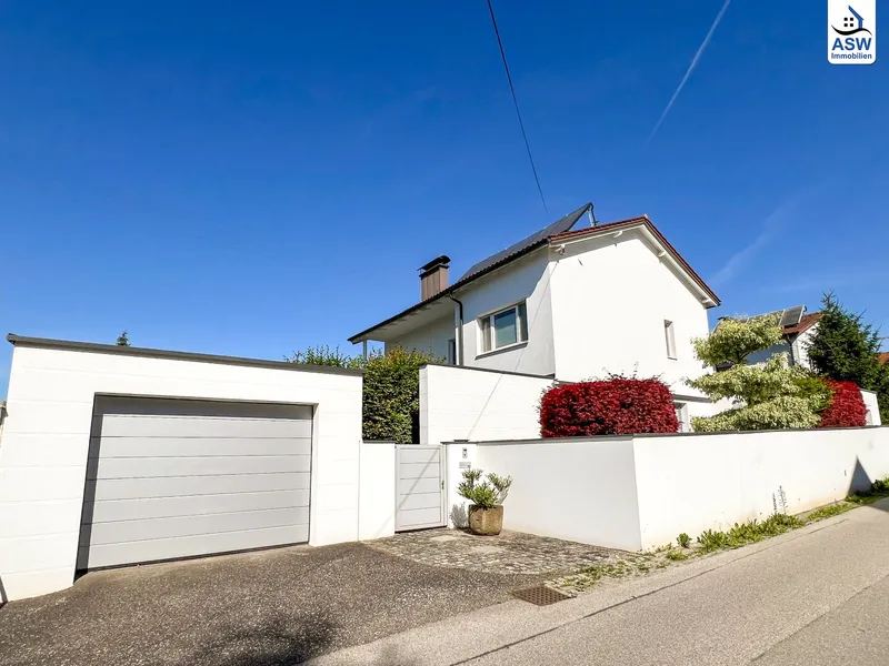 Top Einfamilienhaus mit ca. 180 m², Pool, überdachter Terrasse und 2 Garagen in ruhiger Grünlage mit PV-Anlage, Luftwärmepumpe und Holzöfen