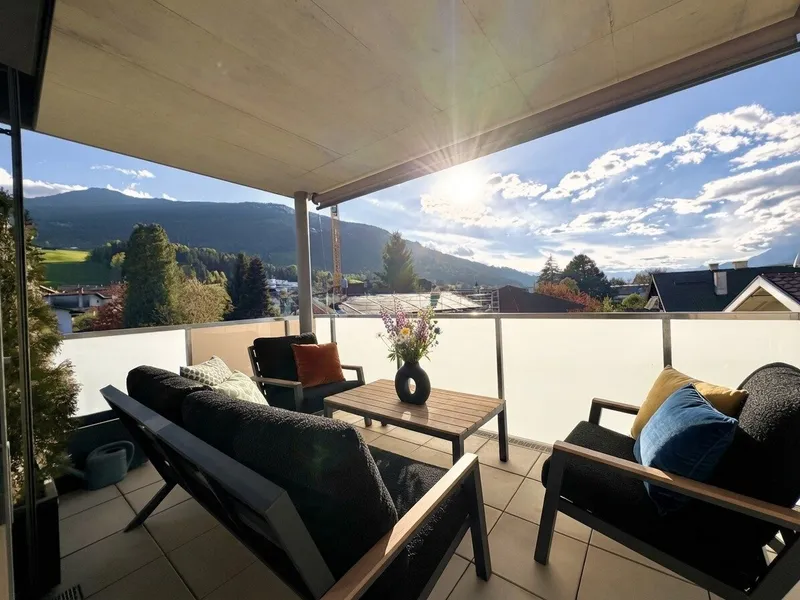 WEER: EINZIEHEN & WOHLFÜHLEN – NEUWERTIGE 3-ZIMMER-WOHNUNG MIT HOHEN RÄUMEN, 16 m² BALKON, KAMINOFEN & CARPORT
