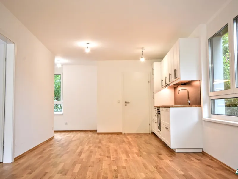 Helle 2-Zimmer Wohnung mit Klimaanlage, kleinen Garten und Garage sowie 200m von U-Bahn-Station Zippererstrasse