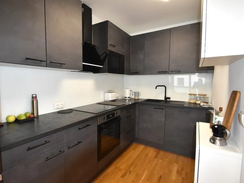 Vermietete Anlegerwohnung mit Tiefgaragenstellplatz in zentraler Grünruhelage
