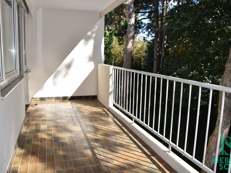 Großzügige, top renovierte Wohnung mit Loggia und Garagenplatz - Blick ins Grüne!
