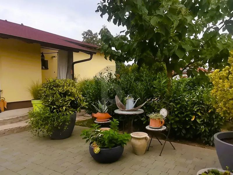 CHARMANTES WOHLFÜHLDOMIZIL MIT TRAUMHAFTER GARTENVIELFALT, SCHWEDENOFEN UND AUSBAUPOTENZIAL