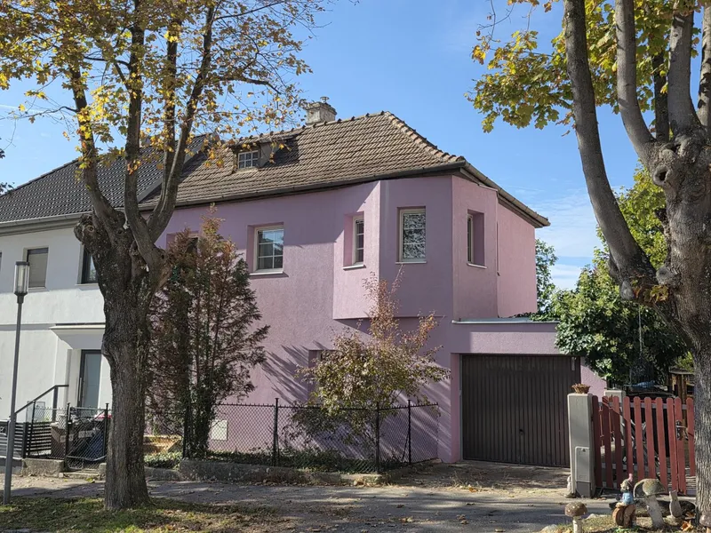 MARIENHÖHE: renovierungsbedürftiges Stadthaus in guter Lage mit einsehbaren Garten und Garage