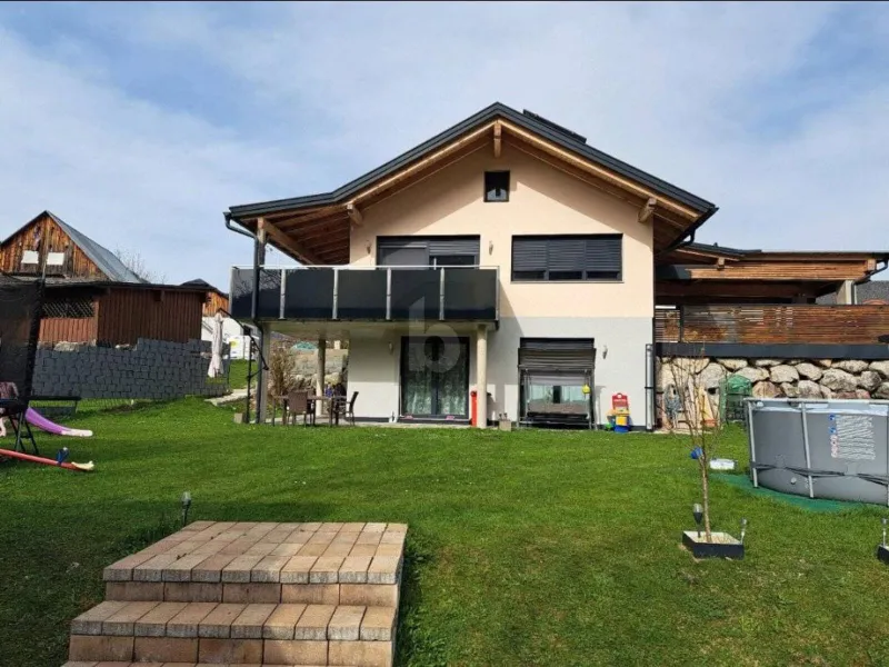 DIE NEUBAU-RARITÄT VON BAD AUSSEE: MODERNES HAUS MIT XXL-GARTEN 