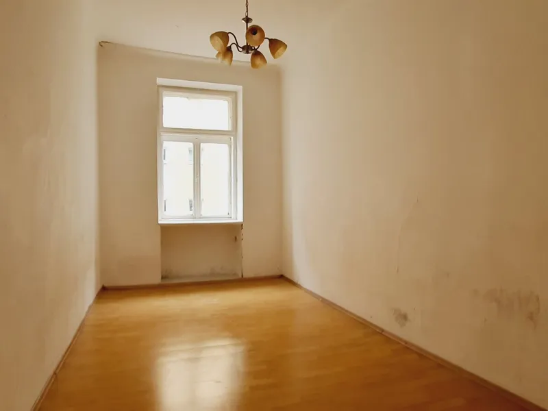 Unsanierte helle 1,5 Zimmer Wohnung nahe der Friedensbrücke U4