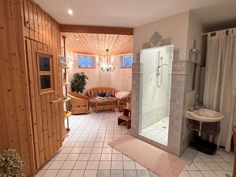 Einfamilienhaus mit Garage, Carport, Pool und Sauna in Bad Fischau-Brunn