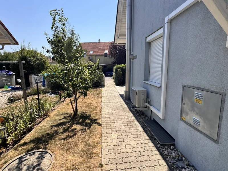 Doppelhaushälfte in Gramatneusiedl – 4 Zimmer, Klimaanlage, Solaranlage, Garten, Terrasse, Stellplatz!