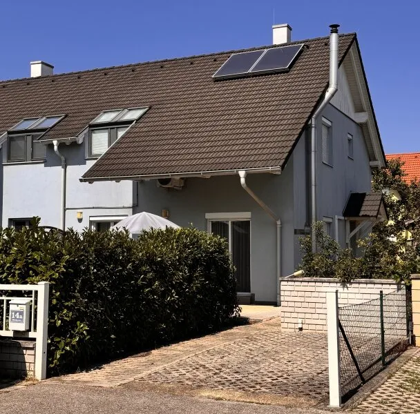 Doppelhaushälfte in Gramatneusiedl – 4 Zimmer, Klimaanlage, Solaranlage, Garten, Terrasse, Stellplatz!