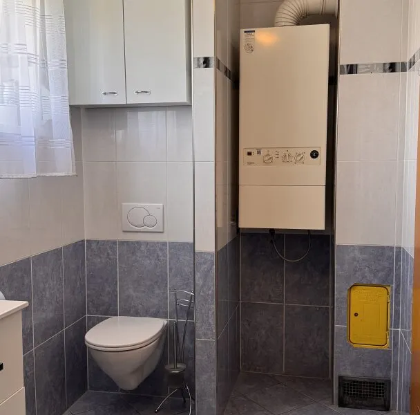 Doppelhaushälfte in Gramatneusiedl – 4 Zimmer, Klimaanlage, Solaranlage, Garten, Terrasse, Stellplatz!