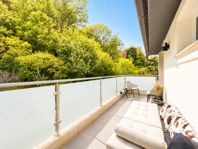 EXKLUSIVES WOHNEN IM GRÜNEN: traumhafter Blick I großzügiger Balkon I moderne & hochwertige Einbauküche I Fußbodenheizung & Raffstores