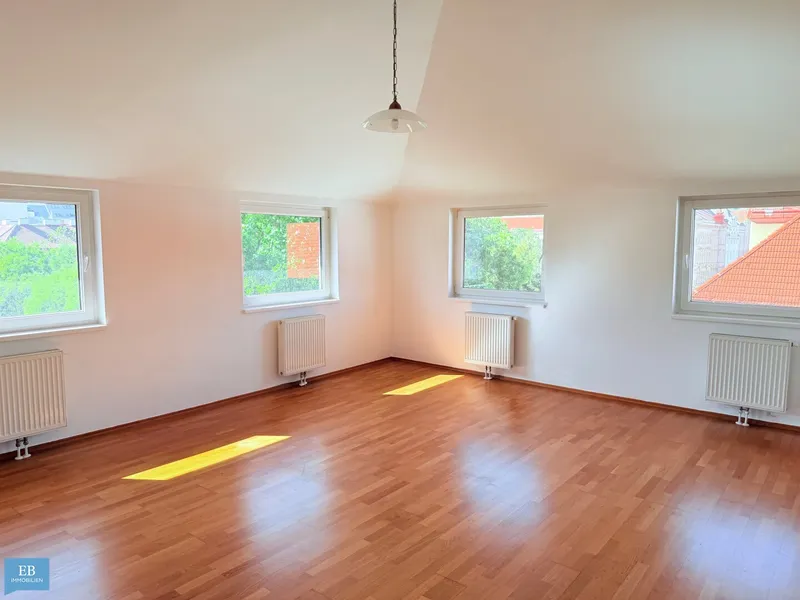 Helle Dachgeschoss-Eckwohnung mit Grünblick beim Stillfriedplatz