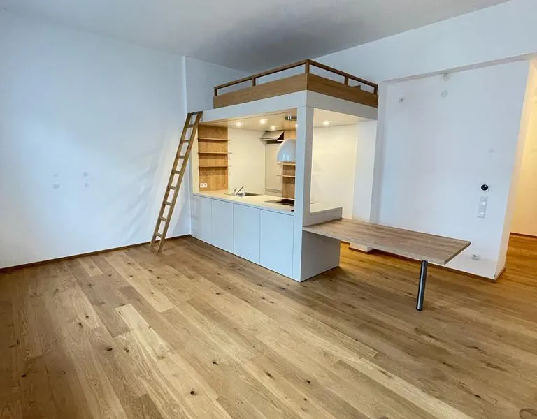 Nähe Naschmarkt: 1-Zimmerwohnung im DG-Ausbau eines stilvollen Altbaus