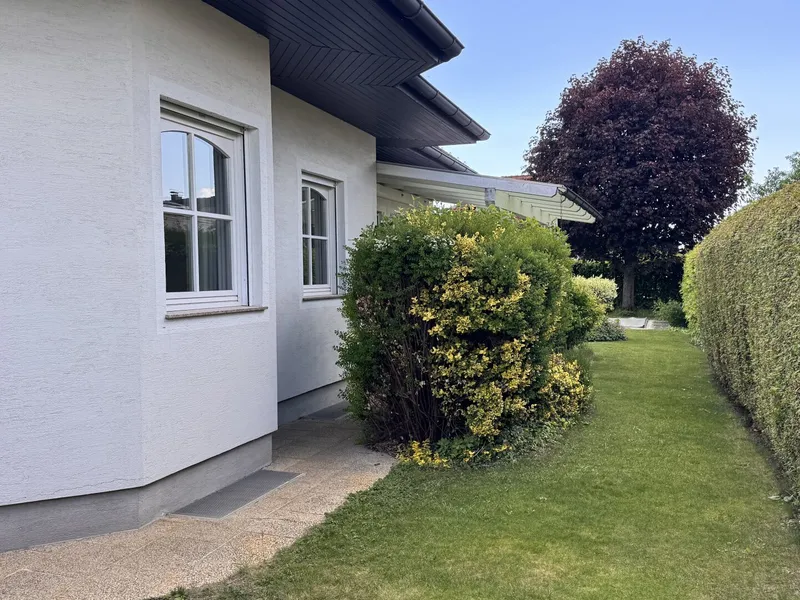 Einfamilienhaus mit Garage, Carport, Pool und Sauna in Bad Fischau-Brunn