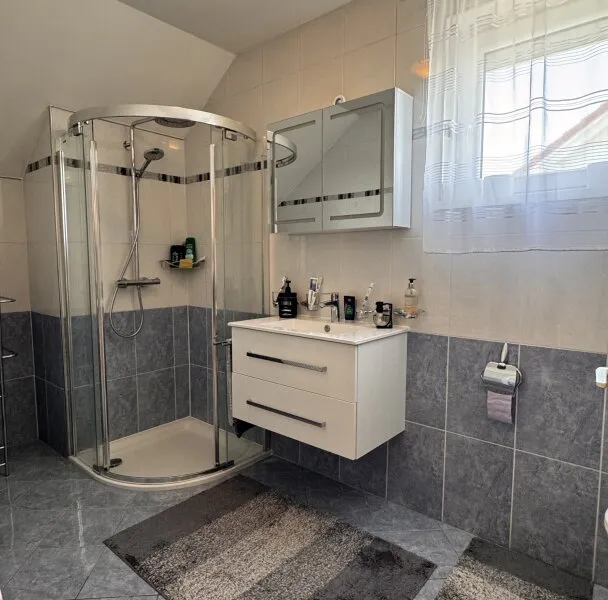 Doppelhaushälfte in Gramatneusiedl – 4 Zimmer, Klimaanlage, Solaranlage, Garten, Terrasse, Stellplatz!
