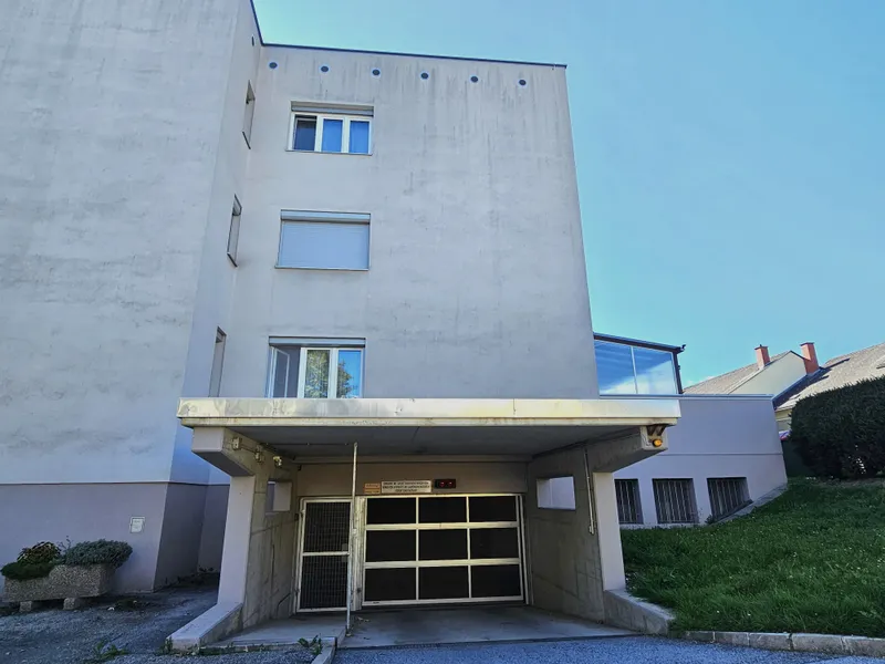 FAMILIENHIT!  4 - Zimmerwohnung mit Loggia und Tiefgaragenplatz in beliebter Lage