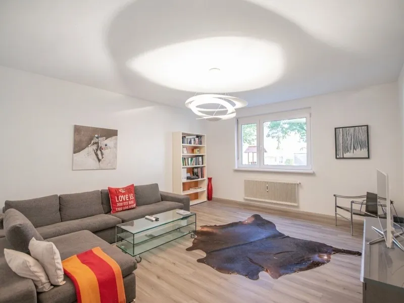 Modernisierte 2-Zimmer-Wohnung mit Loggia und Parkplatz
