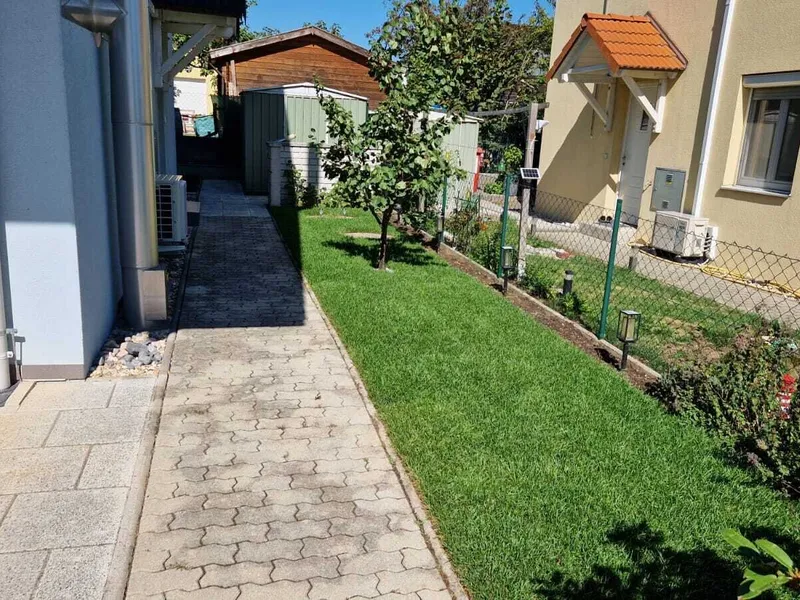 Doppelhaushälfte in Gramatneusiedl – 4 Zimmer, Klimaanlage, Solaranlage, Garten, Terrasse, Stellplatz!