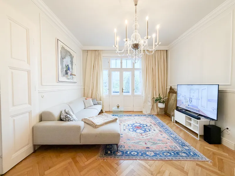 NÄHE SCHÖNBRUNN: hochwertig sanierter Altbau mit 4 Zimmern, Balkon & offenem Gaskamin – ab 03/2028 frei