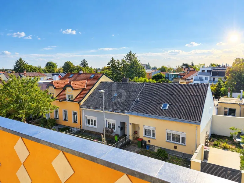 FREIER BLICK ÜBER DIE DÄCHER VON DEUTSCH-WAGRAM
