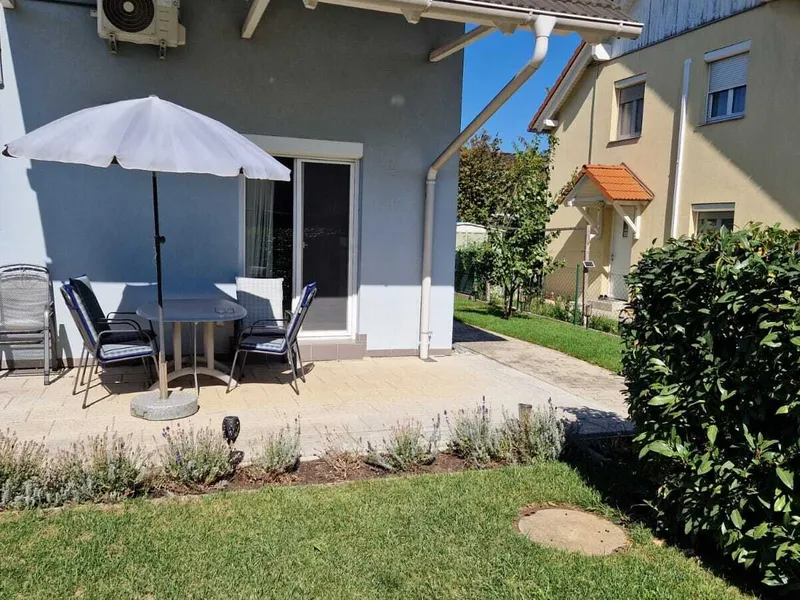 Doppelhaushälfte in Gramatneusiedl – 4 Zimmer, Klimaanlage, Solaranlage, Garten, Terrasse, Stellplatz!