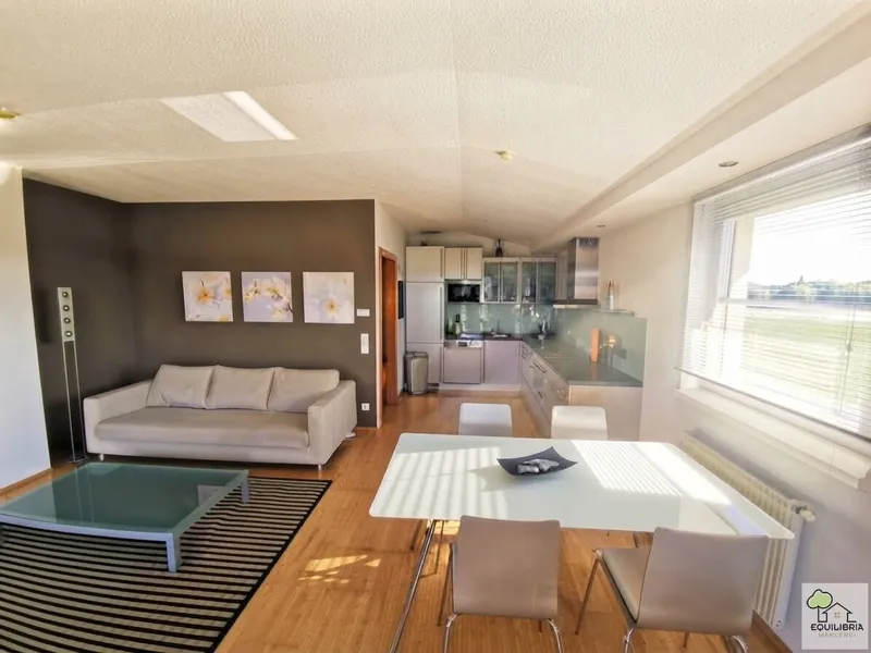 HELLE 3-ZIMMER-WOHNUNG MIT ZWEI BALKONEN UND SCHÖNEM GRÜNBLICK inkl. GARAGE