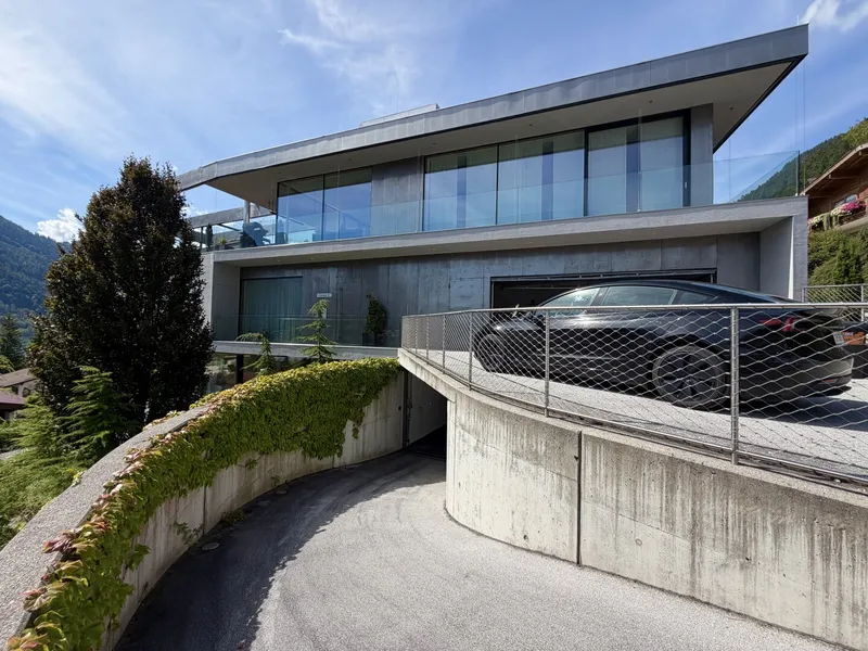 Achensee: Luxuswohnung in der Architektenvilla der Superlative – Top W1 mit Seeblick, ca. 135 m² Wohnfläche, ca. 160 m² Privatgarten, ca. 25,18 m² Balkon & 2 Tiefgaragenstellplätze inklusive