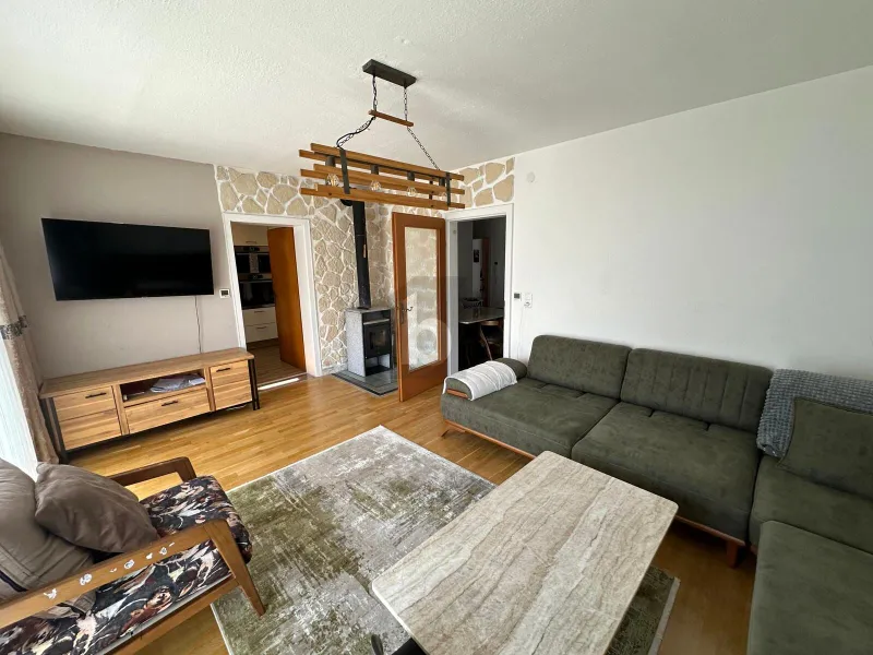 RUHE, LICHT & AUSSICHT ? STILVOLLE WOHNUNG MIT GARTEN UND BALKON