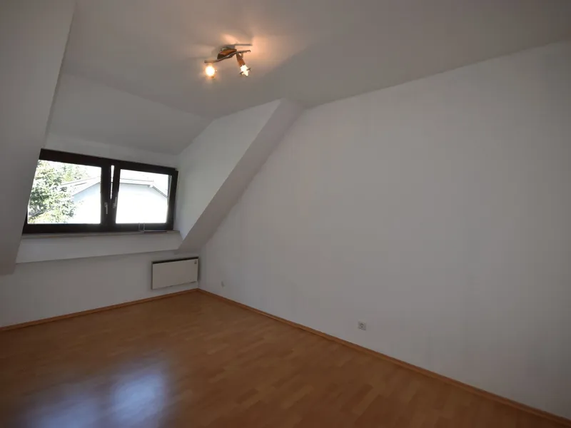 "GRÖDIG - Kleines 2 Zimmer Appartement im Dachgeschoss mit PKW-Stellplatz"