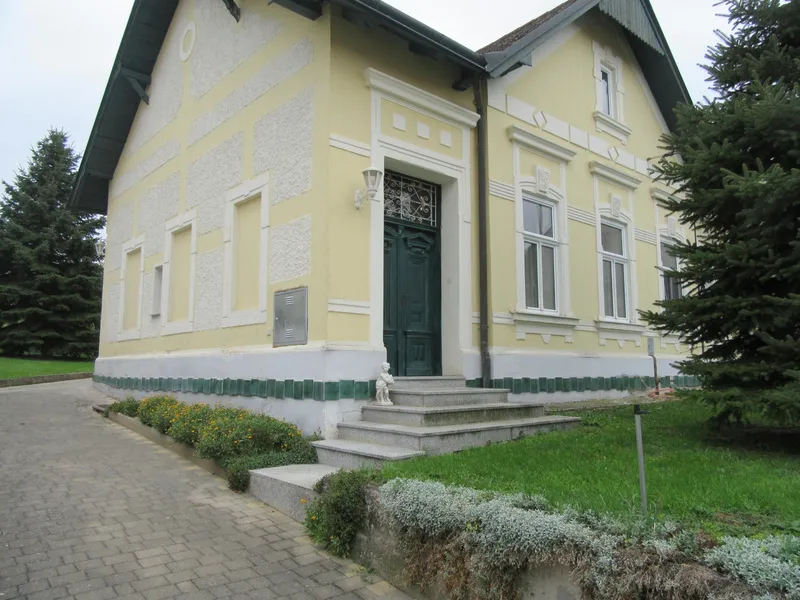 ALTBAU – AUSSERGEWÖHNLICHES EINFAMILIENHAUS AUF GROSSEM GRUNDSTÜCK