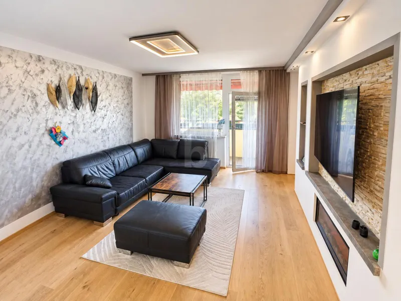 STILVOLLE 4-ZIMMER-WOHNUNG MIT BALKON, LOGGIA UND EIGENEM PARKPLATZ
