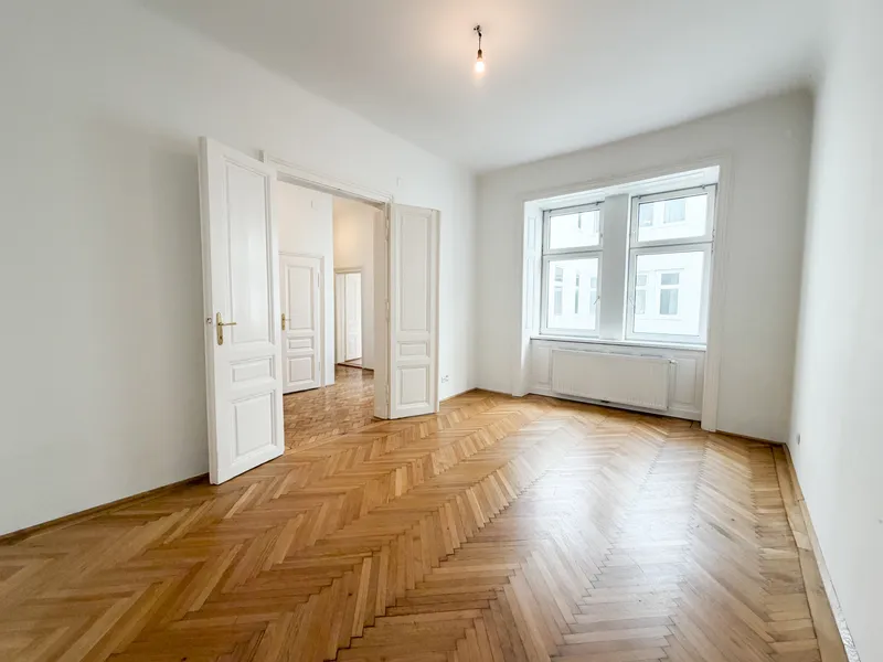 NÄHE STERNWARTEPARK: Altbau mit Fischgrätparkettboden & ca.10 m² Balkon