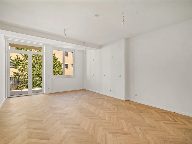 Sanierte 3- Zimmer Altbauwohnung mit Balkon in den Innenhof!