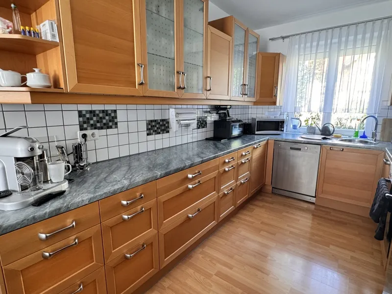 Doppelhaushälfte in Gramatneusiedl – 4 Zimmer, Klimaanlage, Solaranlage, Garten, Terrasse, Stellplatz!