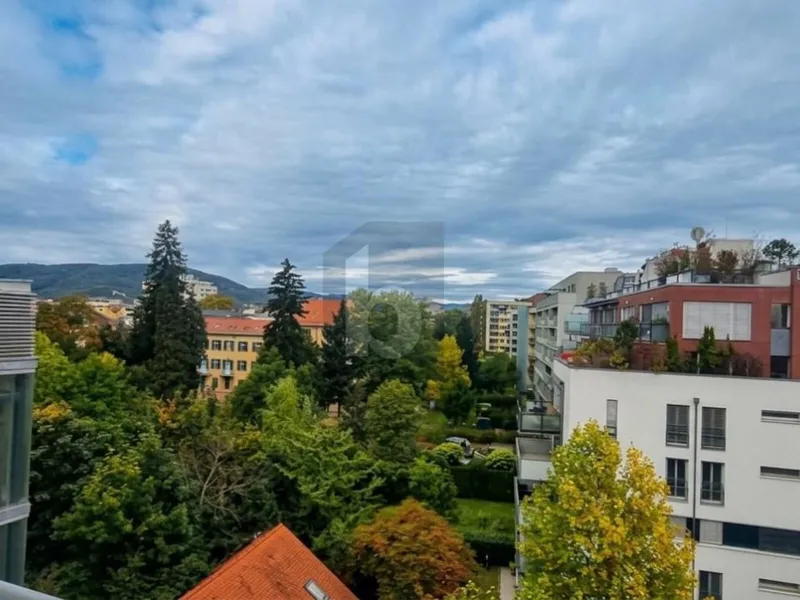 WOHNEN ÜBER DEN DÄCHERN:ELEGANTE DACHGESCHOSSWOHNUNG MIT BALKON UND GARTENMITBENUTZUNG
