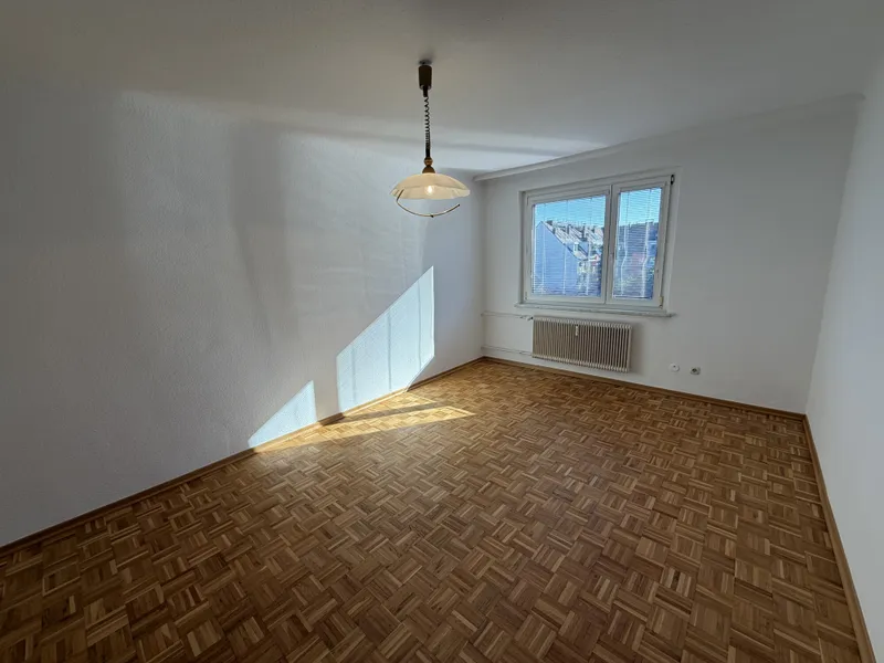 Teilmöblierte 2 - Zimmerwohnung mit separater Küche