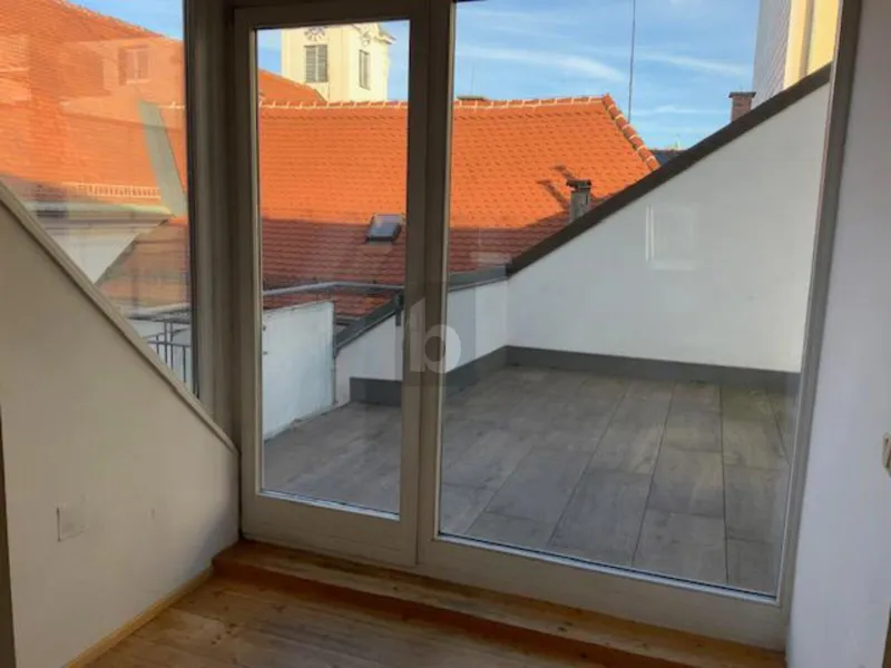 MITTEN IN DER STADT: VOLL SANIERT MIT SCHLOSSBERG-AUSBLICK