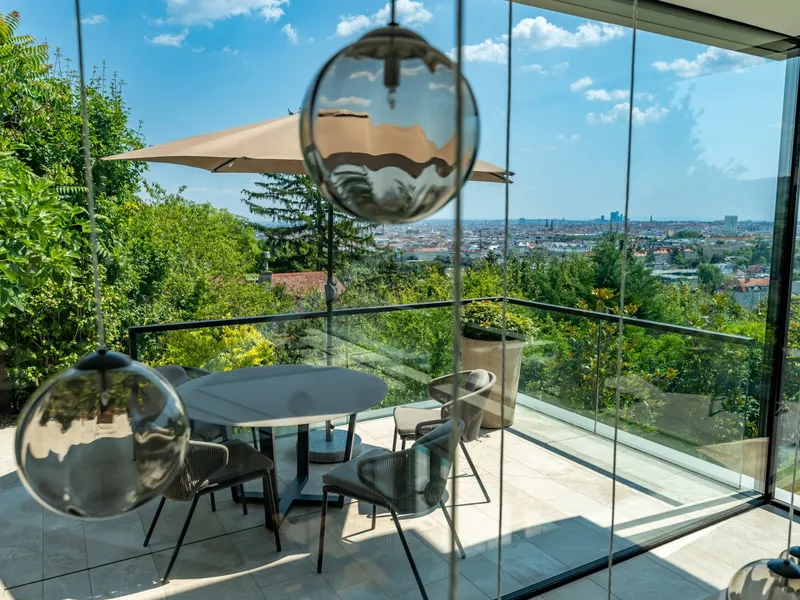 Moderne Design-Villa mit Wienüberblick