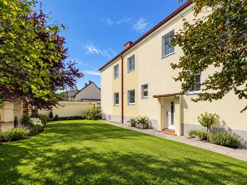 Ein Haus, viele Möglichkeiten | Großzügiges Zuhause mit zwei Wohnebenen und Ausbaureserve | 2 Küchen | Separate Eingänge | Garten mit viel Privatsphäre