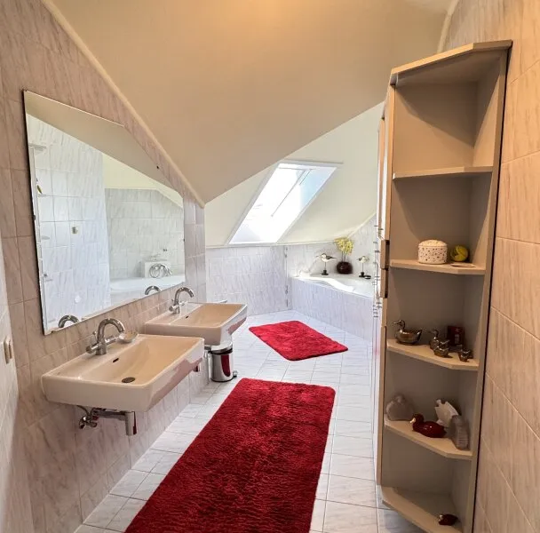 Einfamilienhaus mit Garage, Carport, Pool und Sauna in Bad Fischau-Brunn