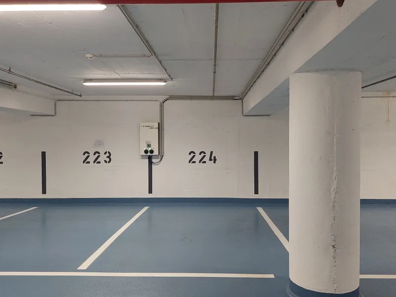 Tiefgaragen-Stellplatz mit E-Ladestation zwischen Stadtpark und Modenapark