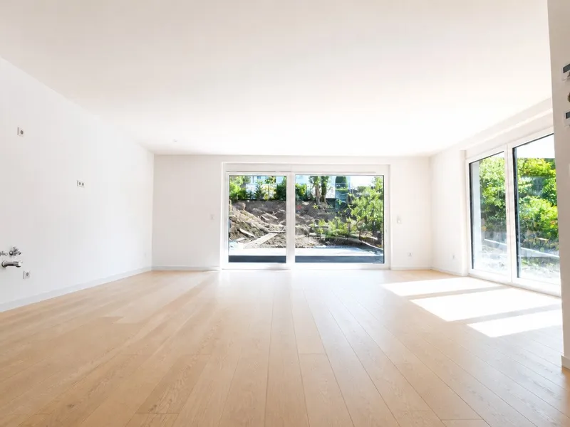 Kurz vor Fertigstellung: Großzügige 4,5-Zimmer-Gartenwohnung mit Terrasse, drei Balkonen und exklusivem Highlight – Pool im Gemeinschaftsgarten!