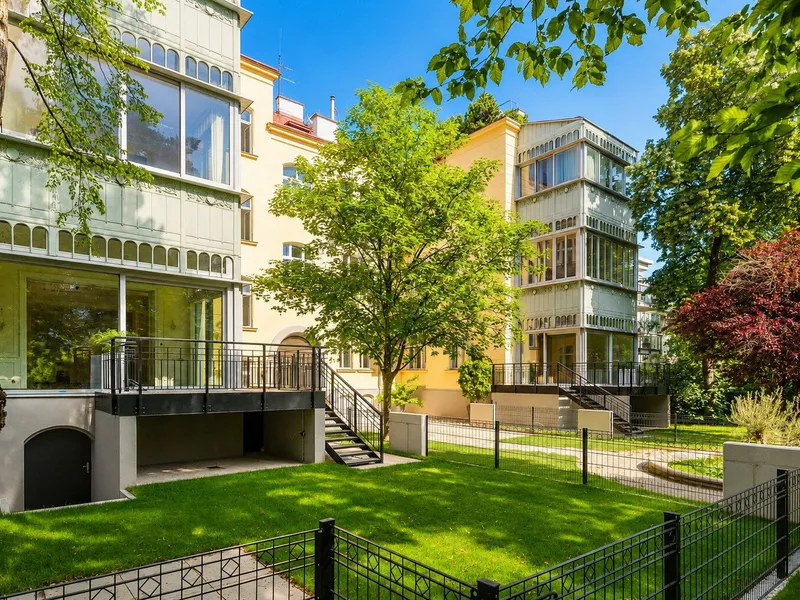 Objekt der Sonderklasse! Wohnen mit eigenem Garten, angrenzendem Schlosspark & privatem Weinkeller