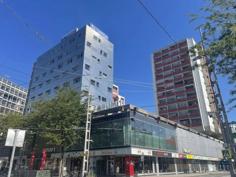 ALLES RAUS: sanierungsbedürftige 2-Zimmer-Wohnung mit Balkon, Salzburger Hauptbahnhof