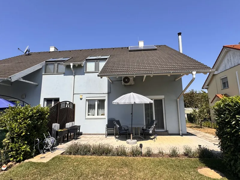 Doppelhaushälfte in Gramatneusiedl – 4 Zimmer, Klimaanlage, Solaranlage, Garten, Terrasse, Stellplatz!